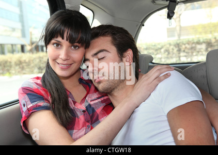 Couple embracing in car Banque D'Images