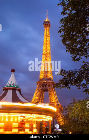 Carousel ci-dessous de la Tour Eiffel, au crépuscule, Paris France Banque D'Images