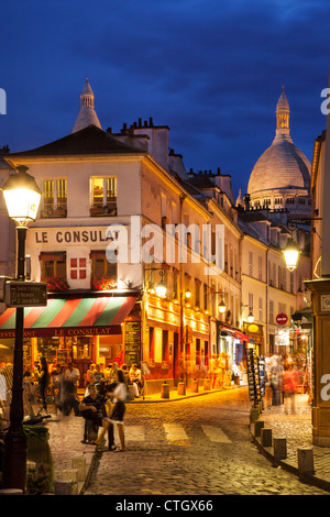 Crépuscule à Montmartre avec Basilique du Sacré Cœur, au-delà, Paris France Banque D'Images