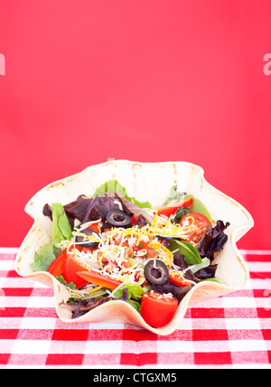 Salade taco sur nappe à carreaux Banque D'Images