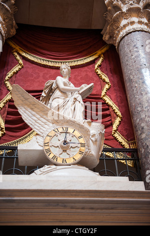 Réveil au-dessus de la porte dans le hall de statues dans le Capitole, Washington DC Banque D'Images