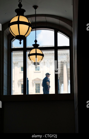 Fenêtre d'intérieur du Capitole à Washington DC avec la garde de la police à l'extérieur de la fenêtre Banque D'Images