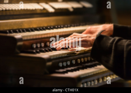 Mains jouant un orgue d'église. Banque D'Images