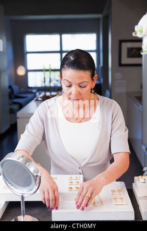 Hispanic woman working in magasin de bijoux Banque D'Images