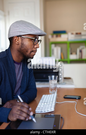 Designer noir working at desk Banque D'Images