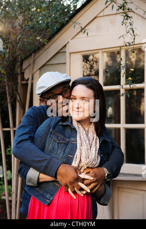 Mari hugging pregnant wife Banque D'Images