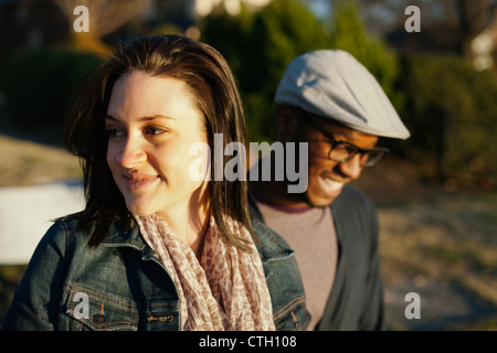 Smiling couple standing outdoors Banque D'Images