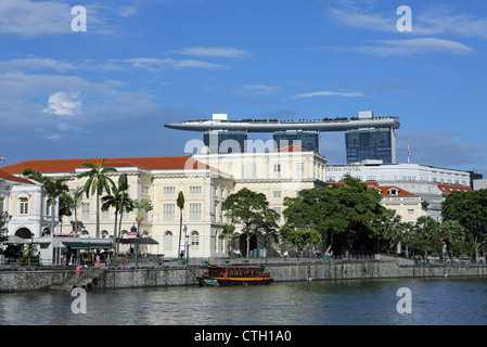 Le bâtiment du musée de la civilisation asiatique sur la rivière Singapour avec la Marina Bays Sands dans l'arrière-plan. Banque D'Images