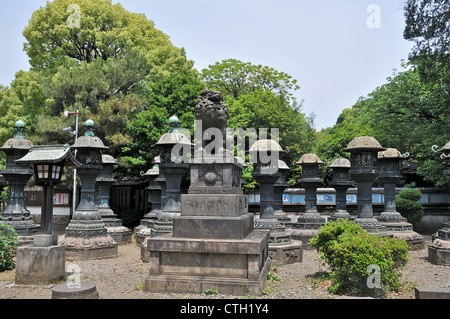 Lanternes en cuivre à Ueno Toshogu à Tokyo Japon Asie du Sud Banque D'Images