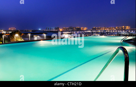 Vue sur Dubaï de nuit par la piscine Banque D'Images