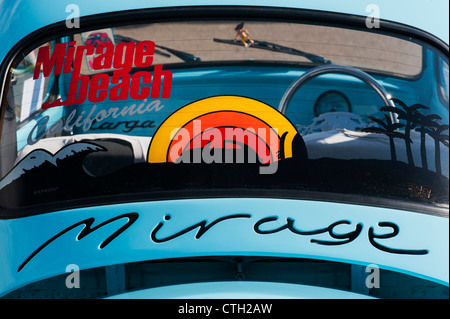 Mirage beach vitrophanie sur une coccinelle voiture Banque D'Images