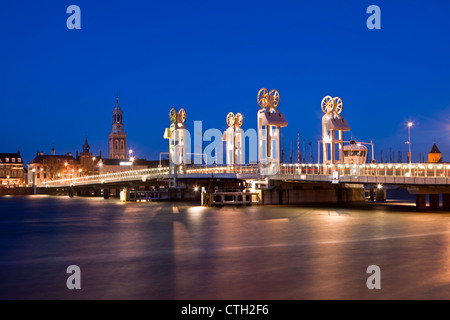 Les Pays-Bas, Kampen, ligne d'horizon à l'aube. Pont sur la rivière Ijssel. De l'eau élevée. Banque D'Images