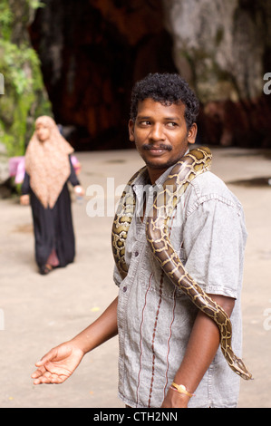 Charmeur de serpent est un indien de la rue avec snake dans batu cave de Kuala Lumpur, Malaisie. Banque D'Images