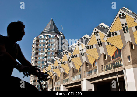 Les Pays-Bas, Rotterdam, maisons Cube, architecte Jan Blom. Cycliste. Banque D'Images