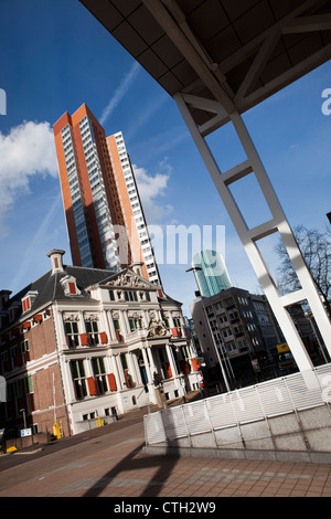 Plus ancienne maison de Rotterdam appelé Schielandshuis de 1655, aujourd'hui musée, dans entre office et les bâtiments résidentiels. Banque D'Images