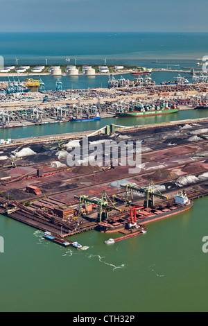 Les Pays-Bas, Rotterdam, Port. Conteneur, de minerais et de stockage d'huile. Vue aérienne. Banque D'Images