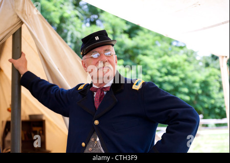 Old Bethpage, New York, USA - 21 juillet 2012 : GUY SMITH de Huntington, NY, dépeint de capitaine-adjudant du régiment à la re-création de la Camp Sc Banque D'Images