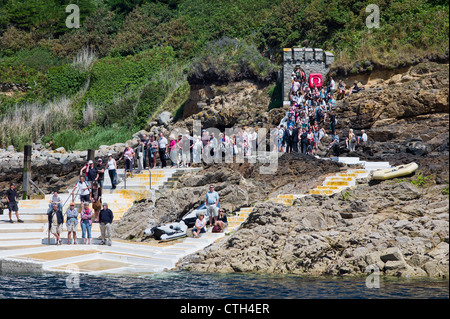 Les touristes et les visiteurs de l'île de Herm attendent le ferry retour à Guernesey Banque D'Images