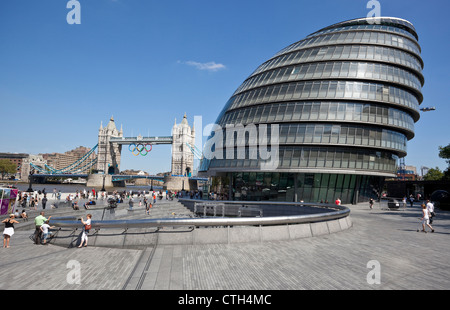 L'Hôtel de ville de Londres et le Tower Bridge en arrière-plan, Arrondissement de Southwark, London, SE1, Angleterre, Royaume-Uni. Banque D'Images