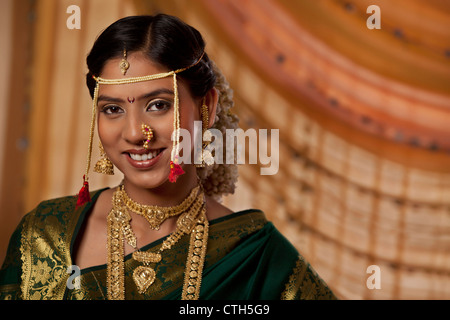 Portrait de jeune mariée habillés en style Marathi Banque D'Images