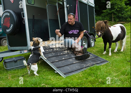 L'homme avec son poney Shetland miniature terrier et à petit pays rural voir ferme à Cwmdu Powys Pays de Galles UK Banque D'Images