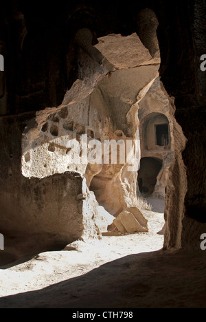 Maisons sculptées dans la roche, la Cappadoce, Uchisar, Turquie. Banque D'Images