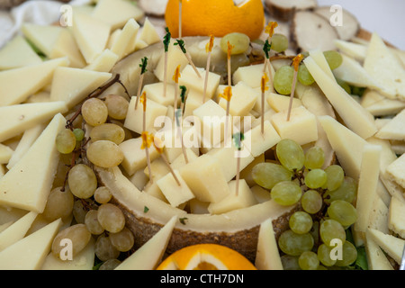 Variété de fromages coupés en cubes et formes à votre réception de mariage, l'Italie, l'Europe Banque D'Images