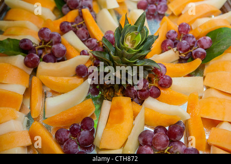 Tranches de fruits et les vignes sur le plateau de réception de mariage, l'Italie, l'Europe Banque D'Images