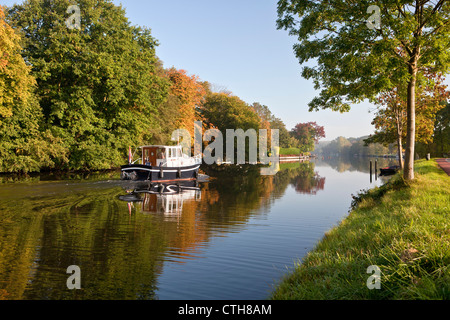 Les Pays-Bas, Breukelen, navire de plaisance sur la rivière Vecht. Banque D'Images