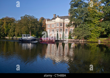 Les Pays-Bas, Breukelen, navire de plaisance sur la rivière Vecht. Domaine rural appelé Rupelmonde. Banque D'Images