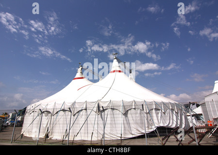 Chapiteau du cirque blanc avec ciel bleu Banque D'Images