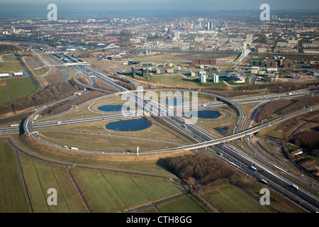 Les Pays-Bas, Utrecht, à cloverleaf Oudenrijn. Vue aérienne. Banque D'Images