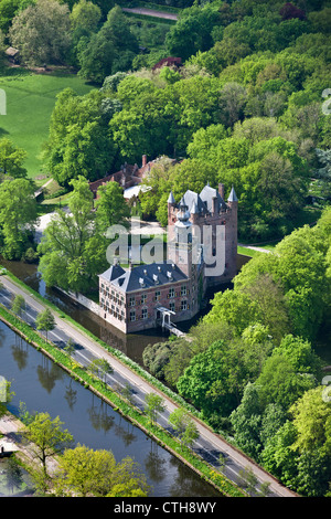 Pays-bas, Breukelen, Château Nyenrode (anciennement appelé Nijenrode) le long de la rivière Vecht. Emplacement de Nyenrode Business University. Vue aérienne. Banque D'Images