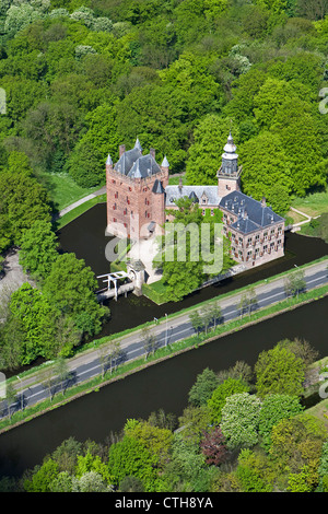 Pays-bas, Breukelen, Château Nyenrode (anciennement appelé Nijenrode) le long de la rivière Vecht. Emplacement de Nyenrode Business University. Vue aérienne. Banque D'Images