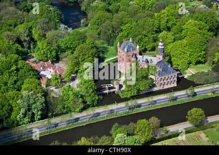 Pays-bas, Breukelen, Château Nyenrode (anciennement appelé Nijenrode) le long de la rivière Vecht. Emplacement de Nyenrode Business University. Vue aérienne. Banque D'Images