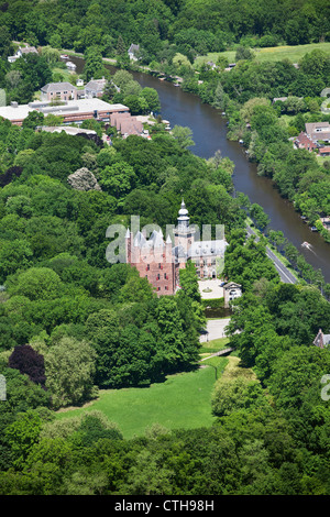 Pays-bas, Breukelen, Château Nyenrode (anciennement appelé Nijenrode) le long de la rivière Vecht. Emplacement de Nyenrode Business University. Vue aérienne. Banque D'Images