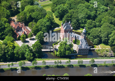 Pays-bas, Breukelen, Château Nyenrode (anciennement appelé Nijenrode) le long de la rivière Vecht. Emplacement de Nyenrode Business University. Vue aérienne. Banque D'Images