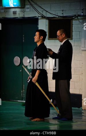 En attendant l'investiture de prendre part, à la 59e championnat de kendo tous, budokan, Tokyo, Japon Banque D'Images