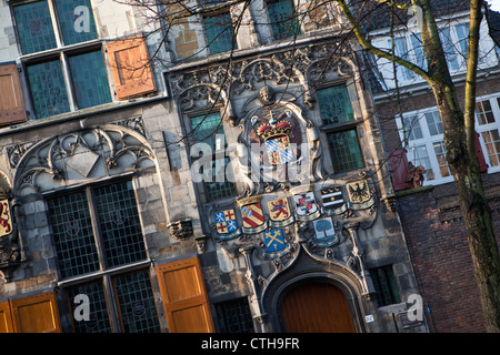 Les Pays-Bas, Delft, entrées à la façade de l'Delfland Gemeenlandshuis , datant du 16ème siècle. Banque D'Images