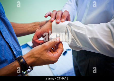 Aider un ami marié avec manchette, Close up Banque D'Images