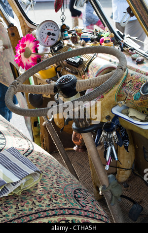 Écran partagé VW Volkswagen camper van. Intérieur en bois peint en 1960 / années 70 style hippie Banque D'Images