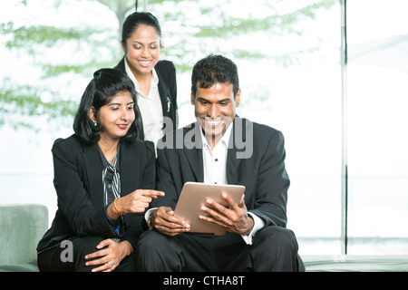 Les gens d'affaires indiens à la tablette numérique à un. Banque D'Images