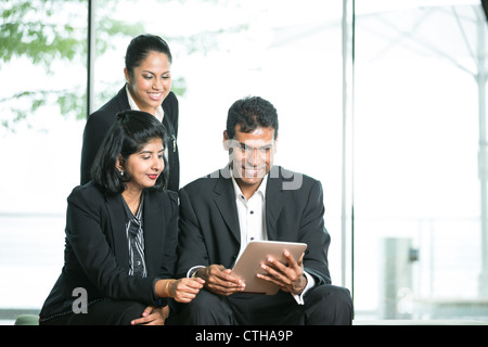 Les gens d'affaires indiens à la tablette numérique à un. Banque D'Images