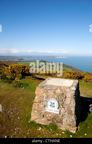 UK Angleterre Île de Wight Yverland Falaise rouge lointain Whitecliff view pier Beach front vers le bas de la baie de Sandown Luccombe Shanklin Banque D'Images