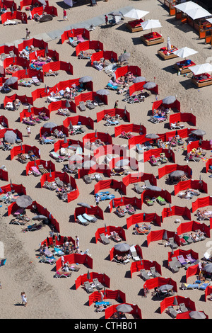 Les Pays-Bas, Noordwijk, les gens en train de bronzer sur une plage. Vue aérienne. Banque D'Images