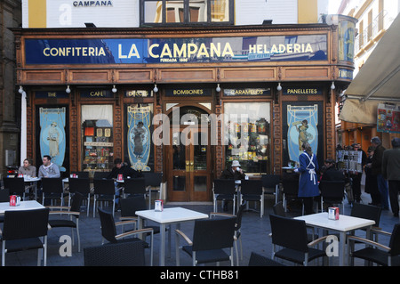 Café, rafraîchissements, café, pâtisseries, gâteaux à partir de la période de construction architecturale, chaises, tables, en rue, Séville, Espagne. Banque D'Images