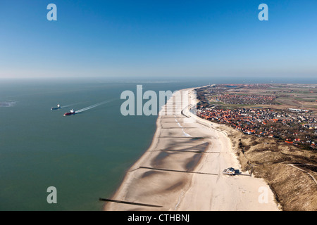 Les Pays-Bas, Zoutelande, Antenne de plage à marée basse. Des cargos sur l'Escaut occidental, appelé sur leur façon d'Antwerpen. Banque D'Images