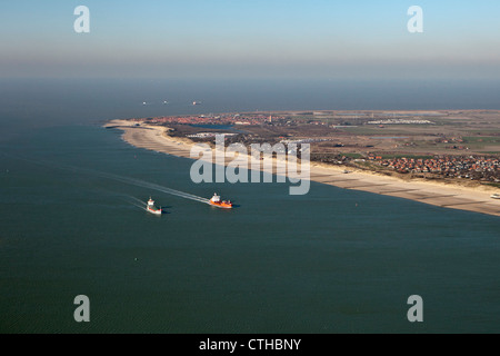 Les Pays-Bas, Westkapelle, Antenne de plage à marée basse. Des cargos sur l'Escaut occidental, appelé sur leur façon de Antwerpen Banque D'Images