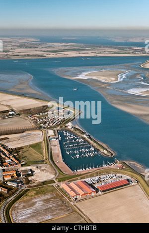 Les Pays-Bas, Sint Annaland, gelé l'eau saumâtre à marée basse. marina. Vue aérienne.