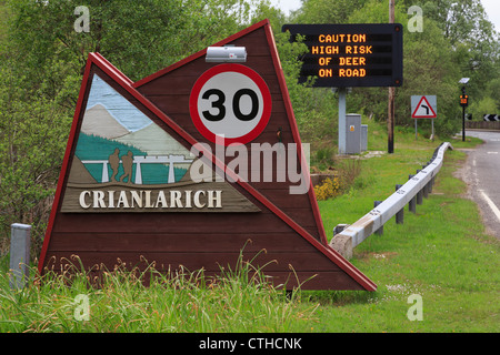 Nom de l'endroit et de la limite de vitesse de 30 mi/h signe sur A85 matrice avec avertissement signe 'prenez l'attention risque élevé de deer' Crianlarich Ecosse UK Banque D'Images